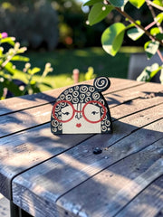 Spilla in ceramica con volto illustrato e dettagli multicolore dipinti a mano, circa 3 × 4 cm
