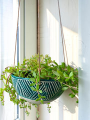 Vaso sospeso in ceramica verde scuro, geometrico, con corde, circa 14 cm di diametro × 12 cm di altezza
