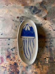 Piatto in gres con medusa blu dipinta a mano: rotondo, diametro circa 18 cm, oppure ovale, circa 9 × 20 cm