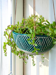 Vaso sospeso in ceramica verde scuro, geometrico, con corde, circa 14 cm di diametro × 12 cm di altezza