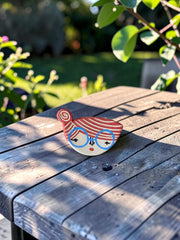 Spilla in ceramica con volto illustrato e dettagli multicolore dipinti a mano, circa 3 × 4 cm