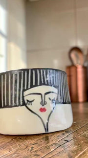 Tazzina in ceramica con volto femminile a linee nere e manico colorato a contrasto, 3 cm x 5cm