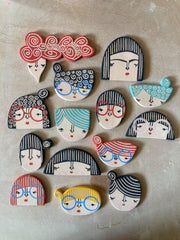 Spilla in ceramica con volto illustrato e dettagli multicolore dipinti a mano, circa 3 × 4 cm