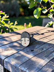 Spilla in ceramica con volto illustrato e dettagli multicolore dipinti a mano, circa 3 × 4 cm