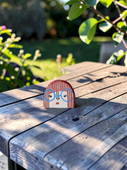 Spilla in ceramica con volto illustrato e dettagli multicolore dipinti a mano, circa 3 × 4 cm