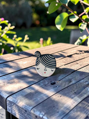 Spilla in ceramica con volto illustrato e dettagli multicolore dipinti a mano, circa 3 × 4 cm